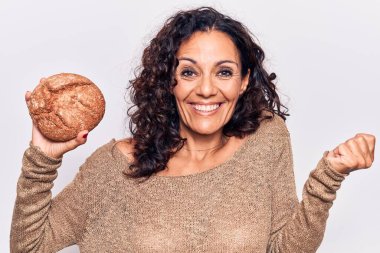 Orta yaşlı, güzel bir kadın elinde ekmek tutarak gururla bağırıyor zaferi kutluyor ve başarıyı kollarını kaldırarak kutluyor. 