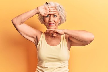 Son sınıftaki gri saçlı, sıradan kıyafetler giyen neşeli gülümseyen, yüzünü belli eden ellerle dikizleme oyunu oynayan kadın. Şaşırdım ve çıktım. 