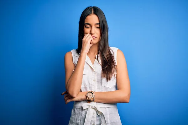 Jong Mooi Brunette Vrouw Dragen Casual Jurk Geïsoleerde Blauw Achtergrond — Stockfoto