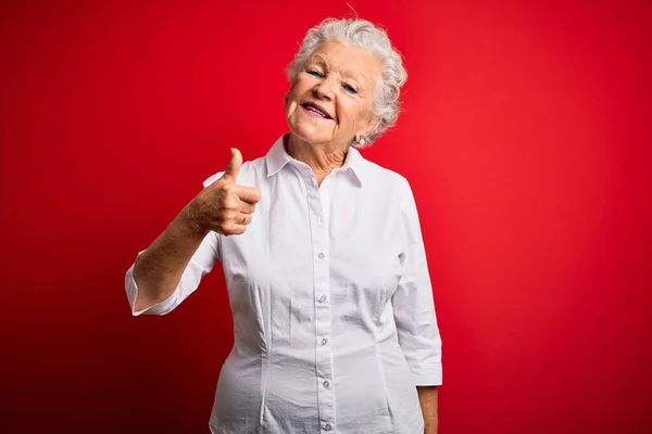Ältere Schöne Frau Elegantem Hemd Steht Über Isoliertem Rotem Hintergrund — Stockfoto