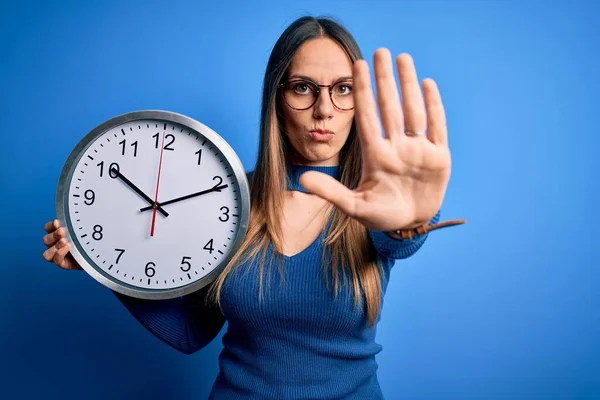 Jeune Femme Blonde Aux Yeux Bleus Tenant Grande Horloge Minute — Photo