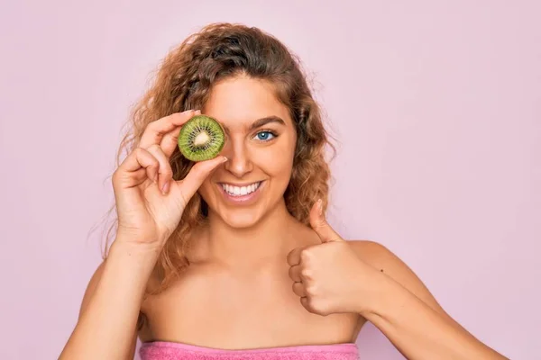 Bella Donna Con Gli Occhi Azzurri Indossa Asciugamano Doccia Dopo — Foto Stock