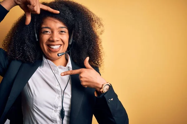 Joven Operadora Afroamericana Con Cabello Afro Usando Auriculares Sobre Fondo —  Fotos de Stock