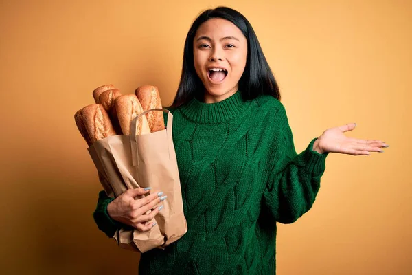 Jonge Mooie Chinese Vrouw Met Papieren Zak Met Brood Geïsoleerde — Stockfoto