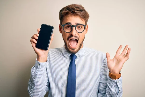 Jungunternehmer Mit Smartphone Vor Isoliertem Weißem Hintergrund Sehr Glücklich Und — Stockfoto
