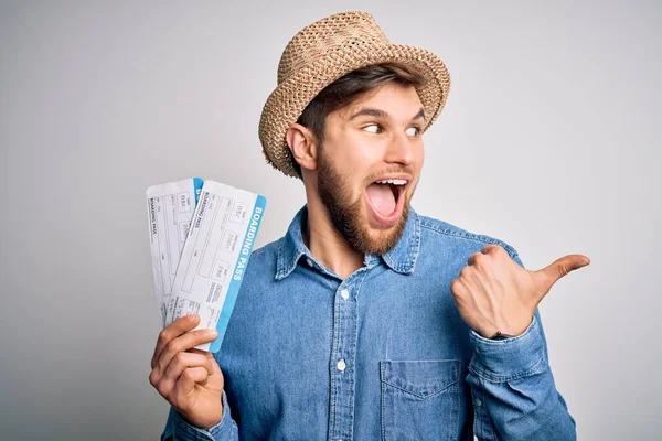 Joven Turista Rubio Con Ojos Azules Vacaciones Usando Sombrero Sosteniendo — Foto de Stock