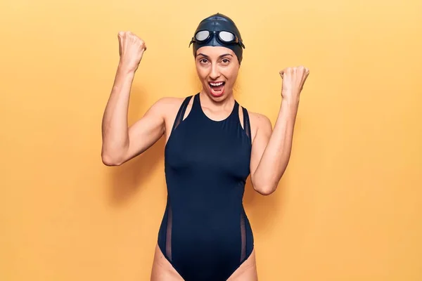Giovane Bella Donna Ispanica Indossa Costumi Bagno Occhiali Nuotatore Urlando — Foto Stock