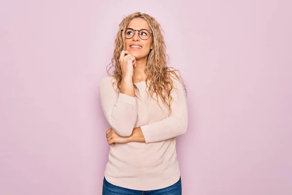 Giovane Bella Donna Bionda Indossa Maglione Casual Occhiali Sfondo Rosa — Foto Stock