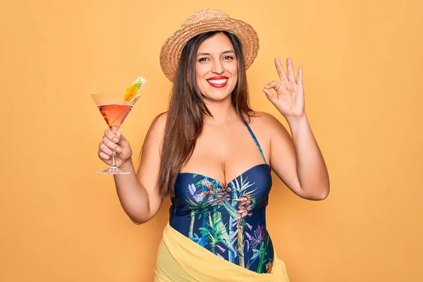 Jonge Spaanse Vrouw Draagt Zomer Zwempak Drinken Van Een Cocktail — Stockfoto