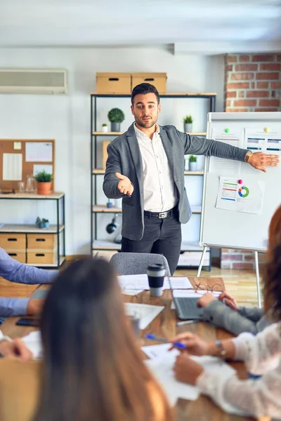 Grupo Trabajadores Empresariales Que Trabajan Juntos Una Reunión Uno Ellos — Foto de Stock