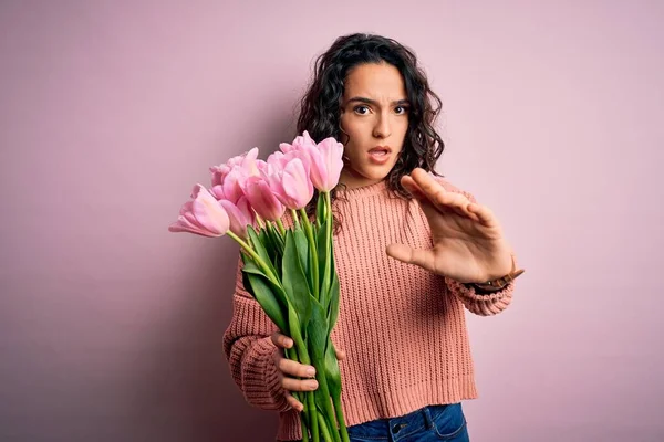 Jonge Mooie Romantische Vrouw Met Krullend Haar Vasthouden Boeket Van — Stockfoto