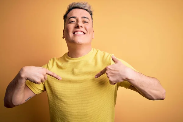 Jonge Knappe Moderne Man Draagt Geel Shirt Gele Geïsoleerde Achtergrond — Stockfoto