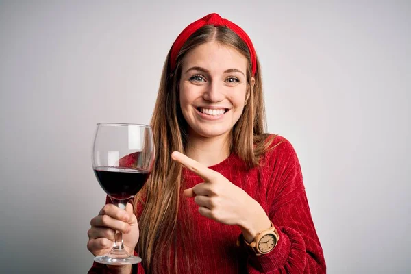Giovane Bella Rossa Donna Bere Bicchiere Vino Rosso Sfondo Bianco — Foto Stock