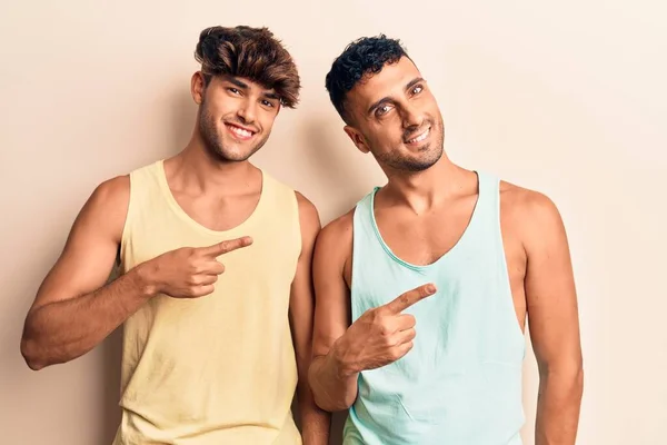 Jovem Gay Casal Vestindo Casual Roupas Sorrindo Olhando Para Câmara — Fotografia de Stock