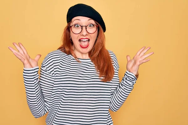 Schöne Rothaarige Frau Mit Gestreiftem Shirt Und Französischer Baskenmütze Auf — Stockfoto