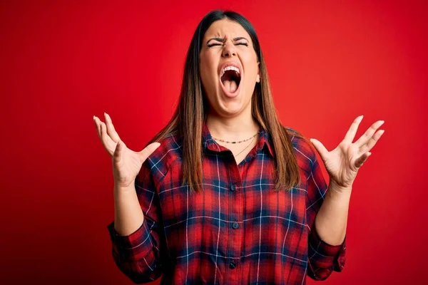 Jonge Mooie Vrouw Draagt Casual Shirt Rode Achtergrond Gek Gek — Stockfoto