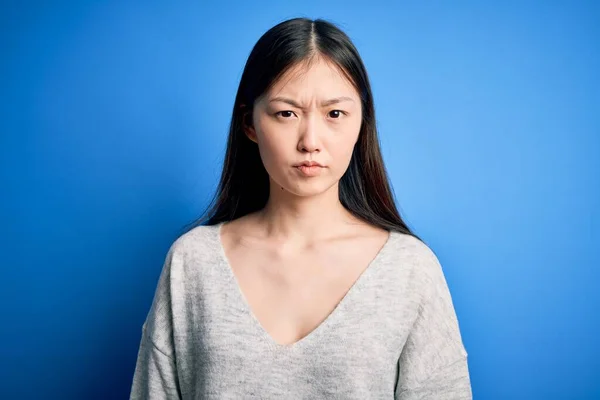 아름다운 스웨터 배경에 회의적 긴장해 아시아 여인은 문제때문에 이상하여 눈살을 — 스톡 사진