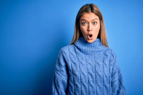 Jonge Mooie Blonde Vrouw Dragen Winter Wol Trui Blauw Geïsoleerde — Stockfoto