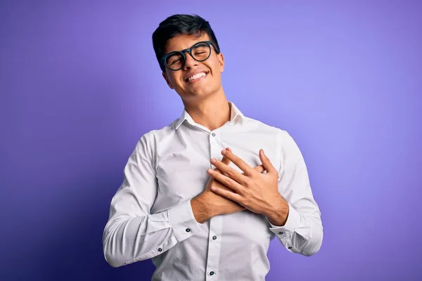 Homem Negócios Bonito Jovem Vestindo Camisa Óculos Sobre Fundo Roxo — Fotografia de Stock