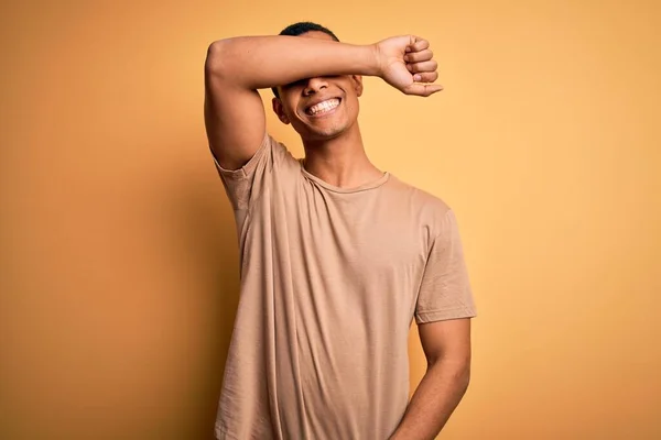 Joven Hombre Afroamericano Guapo Vistiendo Camiseta Casual Pie Sobre Fondo — Foto de Stock