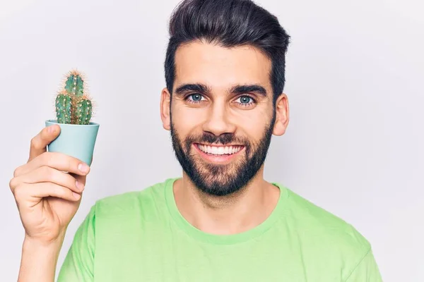 Ung Stilig Man Med Skägg Håller Liten Kaktus Potten Ser — Stockfoto