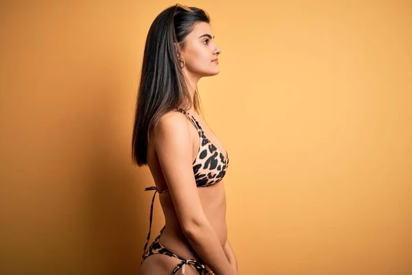 Junge Schöne Brünette Frau Urlaub Trägt Badebekleidung Bikini Über Gelbem — Stockfoto