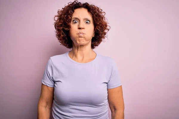 Schöne Frau Mittleren Alters Mit Lockigem Haar Die Ein Lässiges — Stockfoto