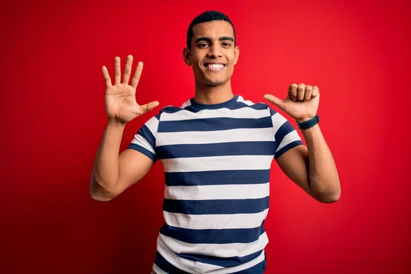 Schöner Afrikanisch Amerikanischer Mann Lässig Gestreiftem Shirt Vor Rotem Hintergrund — Stockfoto