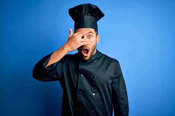 Jeune Beau Chef Homme Avec Barbe Portant Uniforme Cuisinière Chapeau — Photo