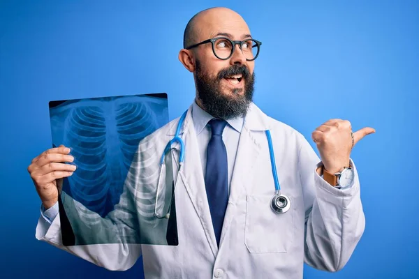 Guapo Calvo Doctor Hombre Con Barba Usando Estetoscopio Sosteniendo Radiografía —  Fotos de Stock