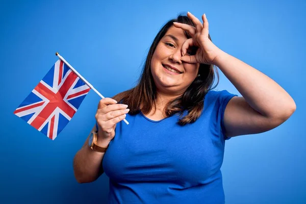 Güzel Iri Bir Kadın Mavi Arka Planda Birleşik Krallık Bayrağını — Stok fotoğraf