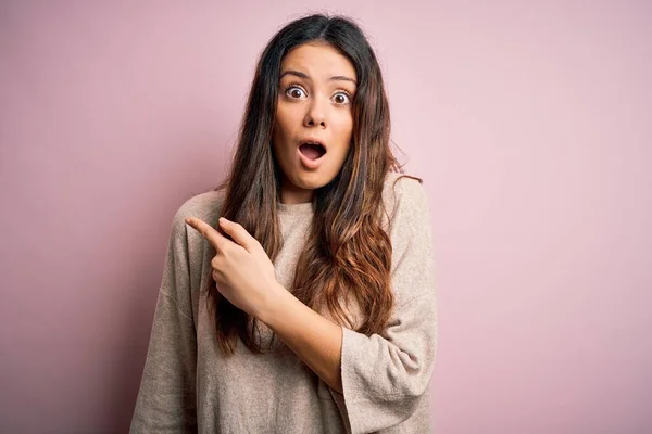 Jovem Bela Mulher Morena Vestindo Camisola Casual Sobre Fundo Rosa — Fotografia de Stock