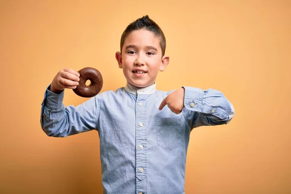 Ung Liten Pojke Unge Äter Ohälsosam Choklad Munk Över Isolerad — Stockfoto