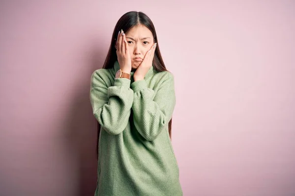 Junge Schöne Asiatische Frau Trägt Grünen Winterpullover Über Rosa Isoliertem — Stockfoto