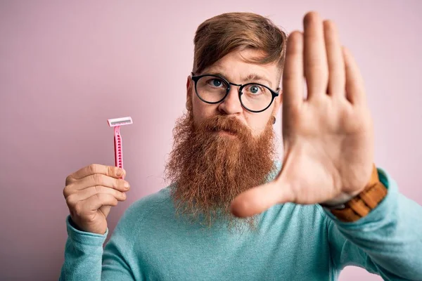 Pelirrojo Irlandés Con Barba Sosteniendo Afeitadora Belleza Para Afeitado Cuidado — Foto de Stock