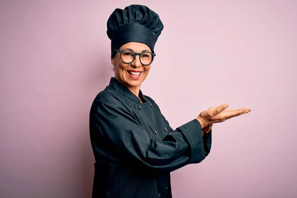 Mulher Chef Morena Meia Idade Vestindo Uniforme Fogão Chapéu Sobre — Fotografia de Stock