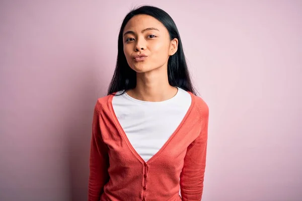 Joven Hermosa Mujer China Con Suéter Casual Sobre Fondo Rosa —  Fotos de Stock