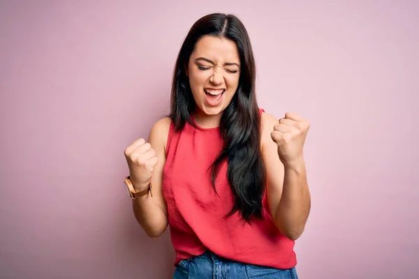 Jeune Femme Brune Portant Une Chemise Été Décontractée Sur Fond — Photo