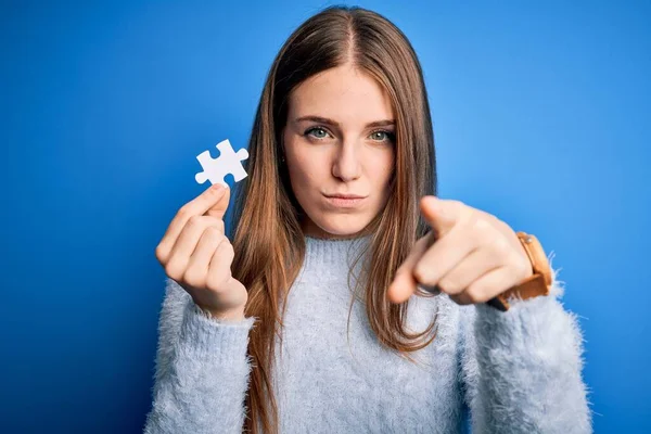 Junge Schöne Rothaarige Frau Hält Puzzleteil Über Isoliertem Blauem Hintergrund — Stockfoto