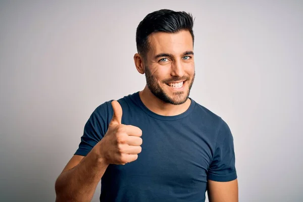 Joven Hombre Guapo Con Camiseta Casual Pie Sobre Fondo Blanco — Foto de Stock