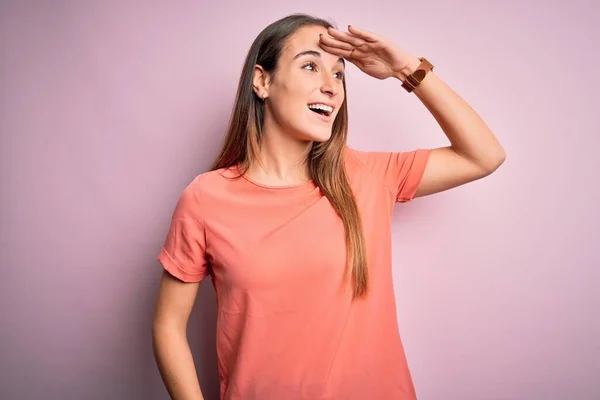 Young Beautiful Woman Wearing Casual Shirt Standing Isolated Pink Background — Stock Photo, Image
