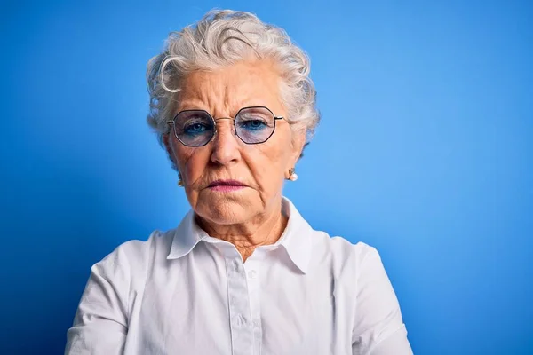 Ältere Schöne Frau Mit Elegantem Hemd Und Brille Über Isoliertem — Stockfoto