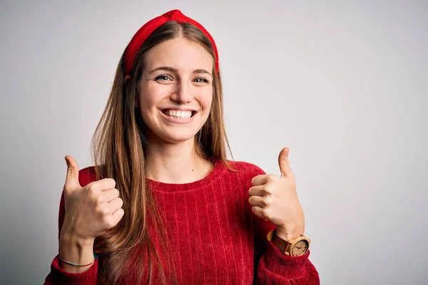 Mujer Pelirroja Hermosa Joven Con Suéter Casual Rojo Diadema Sobre —  Fotos de Stock