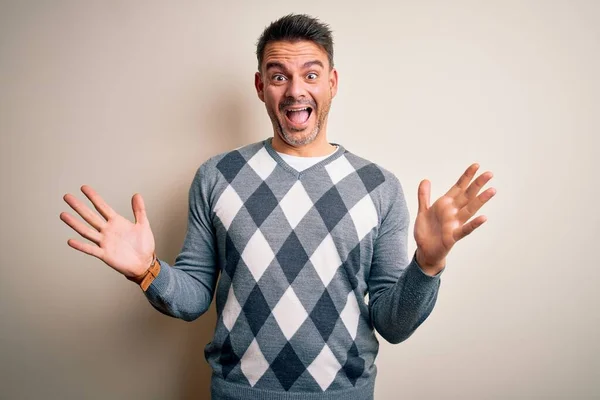 Jovem Homem Bonito Vestindo Camisola Casual Sobre Fundo Branco Isolado — Fotografia de Stock