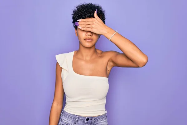 Jovem Mulher Afro Americana Africana Bonita Vestindo Shirt Casual Sobre — Fotografia de Stock