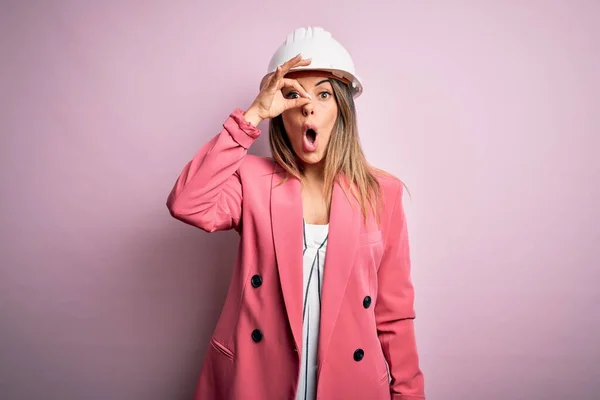 Jonge Mooie Brunette Architect Vrouw Dragen Veiligheidshelm Roze Achtergrond Doet — Stockfoto