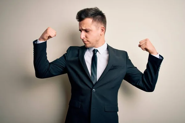 Homem Negócios Bonito Jovem Vestindo Terno Elegante Gravata Sobre Fundo — Fotografia de Stock