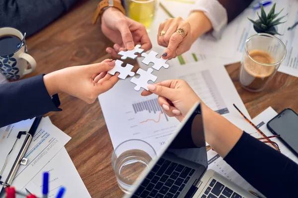 Gruppo Imprenditori Con Mani Unite Che Collegano Pezzi Puzzle Ufficio — Foto Stock