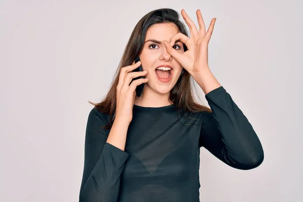 Jovem Mulher Bonita Ter Uma Conversa Falando Smartphone Ove Fundo — Fotografia de Stock