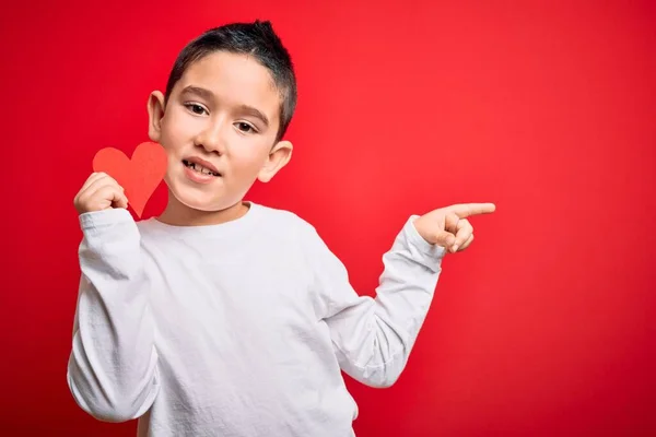 Jeune Garçon Enfant Tenant Forme Papier Coeur Sur Fond Rouge — Photo